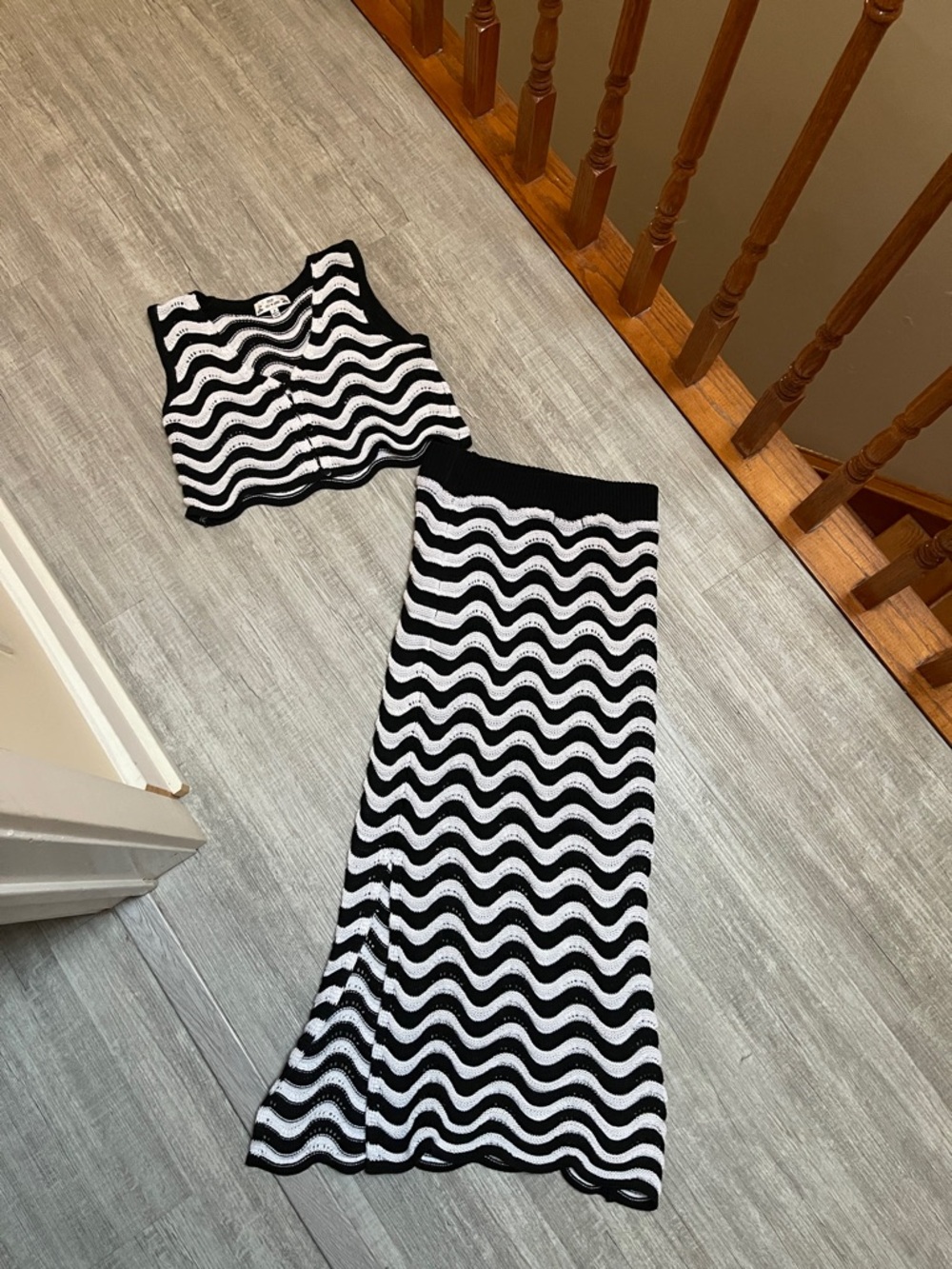 Black & White Wave Knit Midi Skirt w. Crop Top - Women